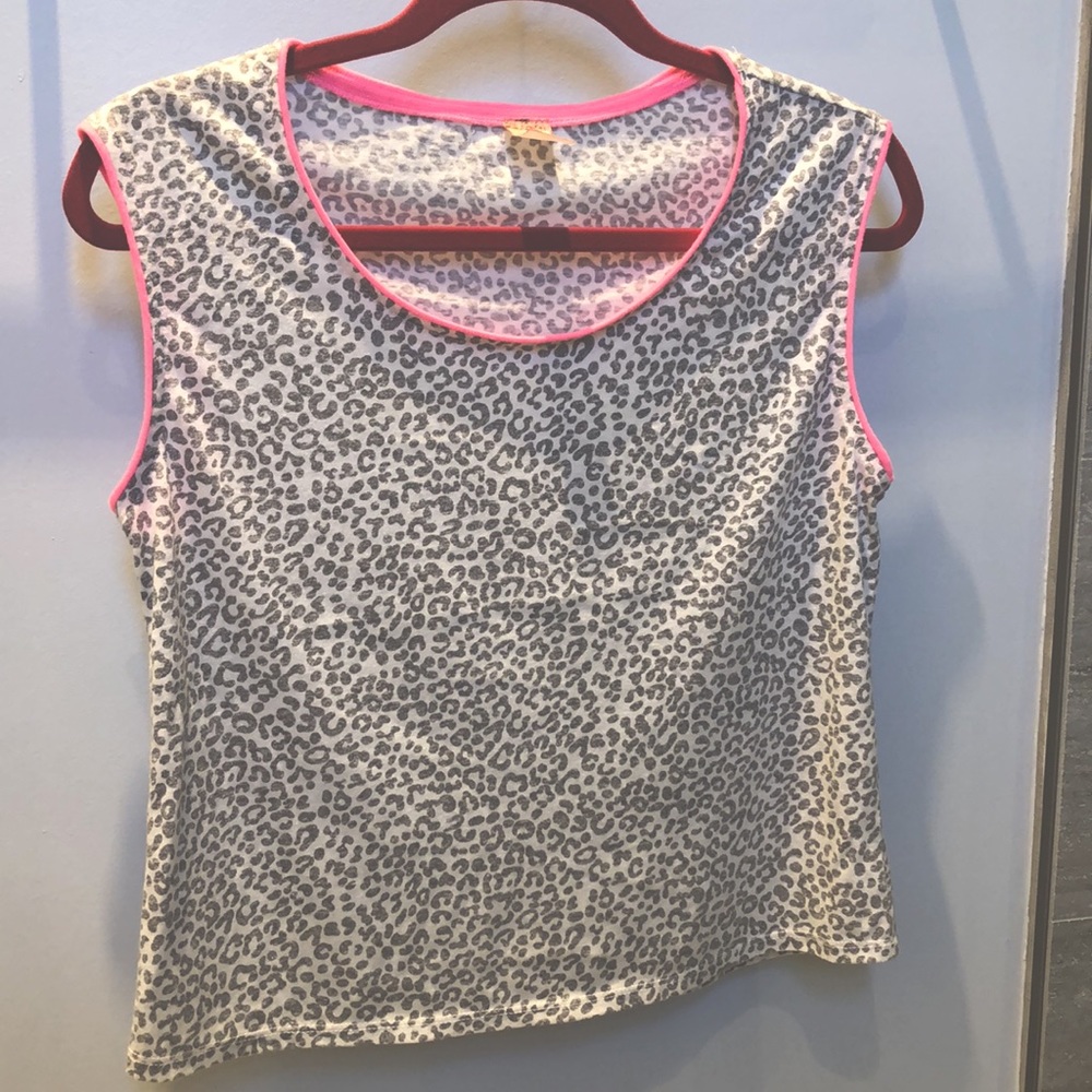 🆕🩶🩷Crop animal print knit Tank Top! Grey with pink trim! S/M